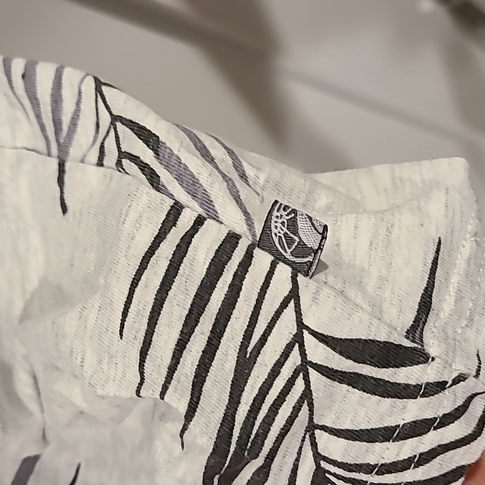 Free Planet Palm Leaf Top​ - Picture 3 of 5